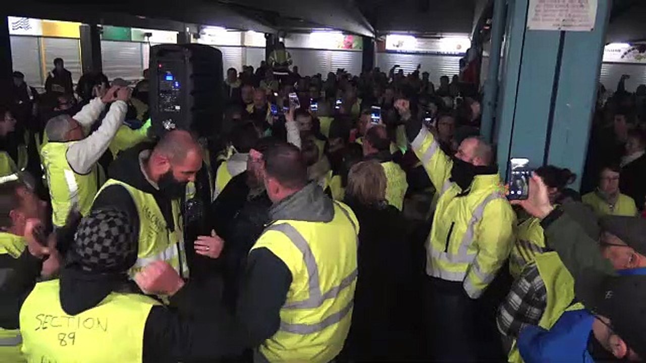 Nous gilets jaunes ici assemblés ... à Auxerre