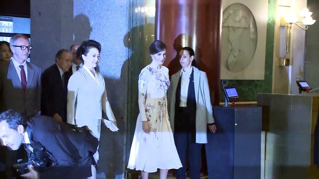 La reina Letizia rinde homenaje a China con su estilismo