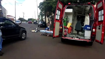 Ciclista fica ferido ao ser atingido por carro