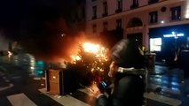 المتظاهرون يحرقون شجرة عيد الميلاد بالعاصمة الفرنسية (فيديو)