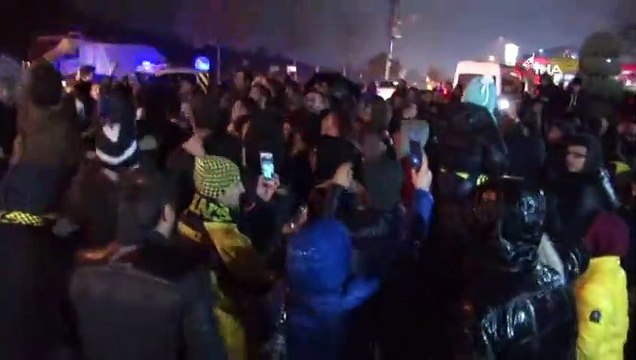 Fenerbahçeli Taraftarlar Ersun Yanal İçin Toplandı