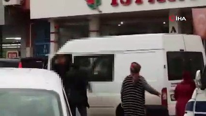 Video herunterladen: Trafikte yumruk yumruğa birbirlerine girdiler