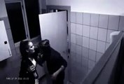 In the toilet, the girl beat her boyfriend