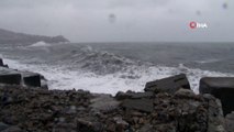 Şiddetli yağış ve rüzgar nedeniyle dalgalar 7 metrelik istinat duvarını aştı