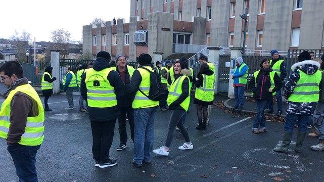 Gilets jaunes. Ils manifestent pour leurs collègues en garde à vue
