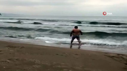 Buz gibi havada denize girdi