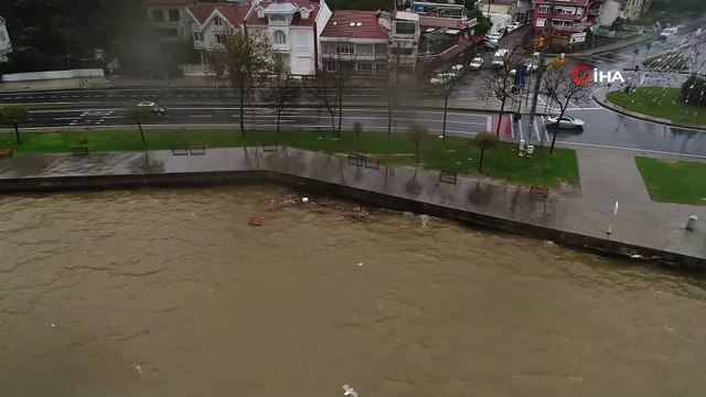 - İstanbul'da aşırı yağışlar sonrası Boğaza çamur aktı. Tarabya sahil çamurla kaplandı.
