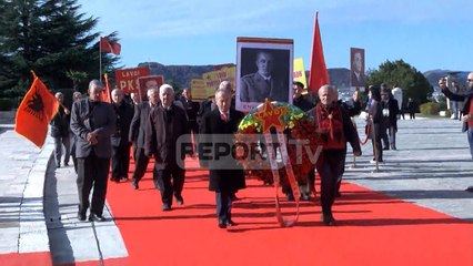 Report TV - 74-Vjetori i Çlirimit, nostalgjikët e Enverit homazhe me foto të portretit të diktatorit