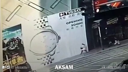 Dev pano insanların üzerine devrildi