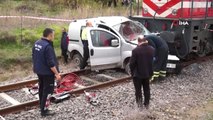 Hemzemin Geçitte Tren Otomobili Biçti: 2 Yaralı