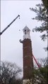 Ces ouvriers tentent d'installer une horloge sur un clocher (Fail)