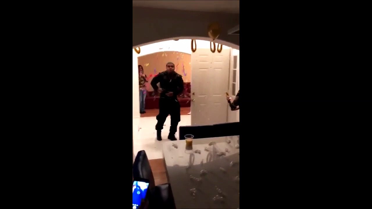 Regardez la réaction de ce policier qui rentre chez lui et croit qu'il y a des voleurs !