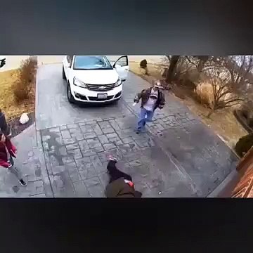 Quand toute la famille se ramasse sur une plaque de verglas !