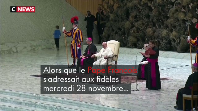 Un petit garçon sourd et muet joue autour du pape François au Vatican