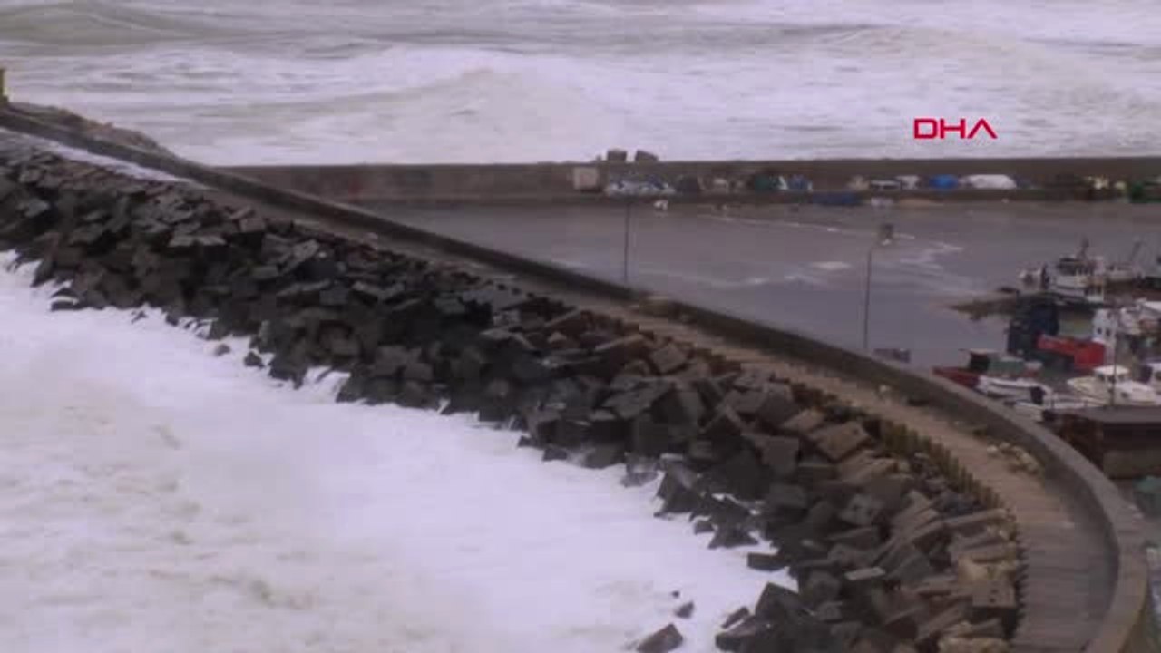 Karaburun'da Dev Dalgalar Oluştu