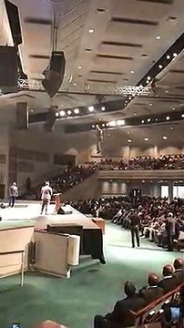 Un pasteur entre dans son église d'une manière incroyable !