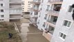 Apartman Girişini Sel Suları Kapatınca, Vatandaş Ekmeğini Balkondan Oltayla Aldı