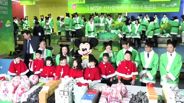Mickey envuelve regalos navideños para niños de Corea del Sur