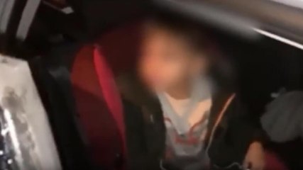 La vidéo de cet enfant trouvé seul dans une voiture en pleine nuit fait scandale