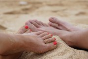 Comment faire tenir son vernis à ongles à la plage