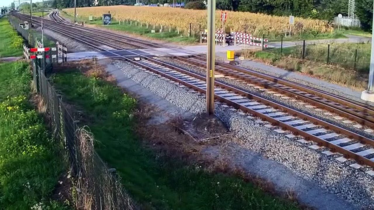 Un cycliste frôle la mort sur un passage à niveau !