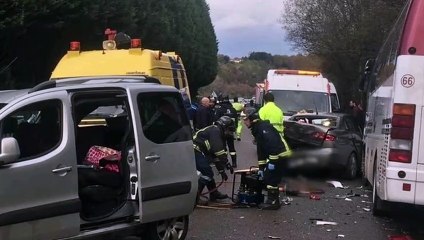 4 heridos en aparatoso accidente entre un autobús escolar, una furgoneta y un automovil en Piloña, Asturias