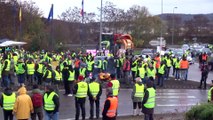 Gilets jaunes , Macron répond par les coups de tonfa et les gaz lacrymogène