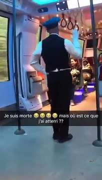 Un contrôleur SNCF en train de danser sur une musique remixée à la sauce SNCF