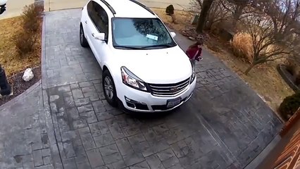 3 membres d’une même famille glissent chacun leur tour sur une plaque de verglas !