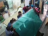 Choc : des ouvriers tentent de transporter plusieurs plaques de verres et se font écraser