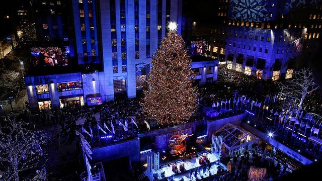 Sprucing up NYC: Rockefeller Center lights Christmas tree