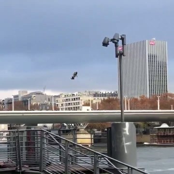 L’armée française monte au ciel? Un militaire survole la Seine en hoverboard