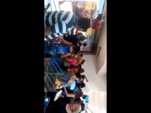 Tumulto de consumidores em loja do Hiper Bompreço