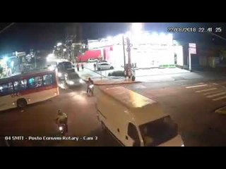Imagens mostram colisão entre dois ônibus na Fernandes Lima
