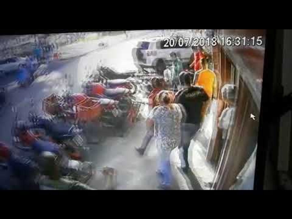 Motorista perde controle do veículo e colide com motocicletas estacionadas em Arapiraca