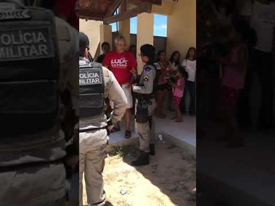 Uso de camisas gera dúvidas e conflitos entre eleitores e policiais em seções eleitorais