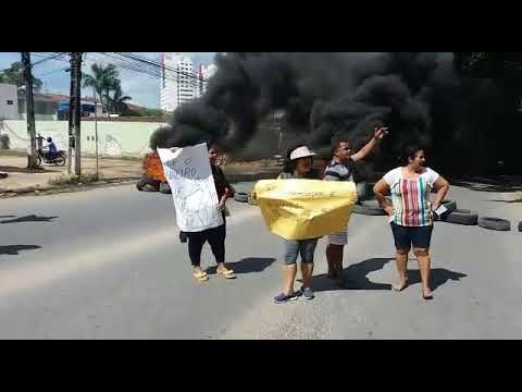 Moradores de loteamento no Antares bloqueiam entrada do Benedito Bentes em prostesto