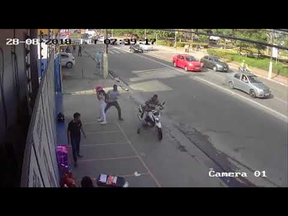Dupla armada rouba motocicleta no bairro do Farol, em Maceió