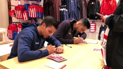 Geraldes y Álex Pérez durante la firma de camisetas