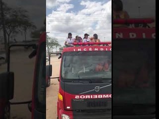 Marta desfila "hexa" em caminhão do Corpo de Bombeiros em Dois Riachos