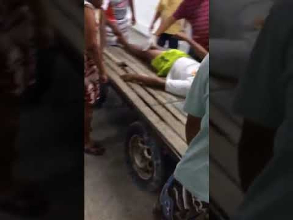 Homem é levado em carroça de madeira para hospital em AL