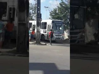 Caminhão tomba na parte alta de Maceió