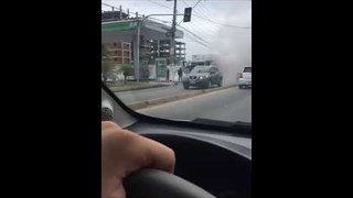Incêndio em caminhão baú deixa trânsito lento na Avenida Gustavo Paíva