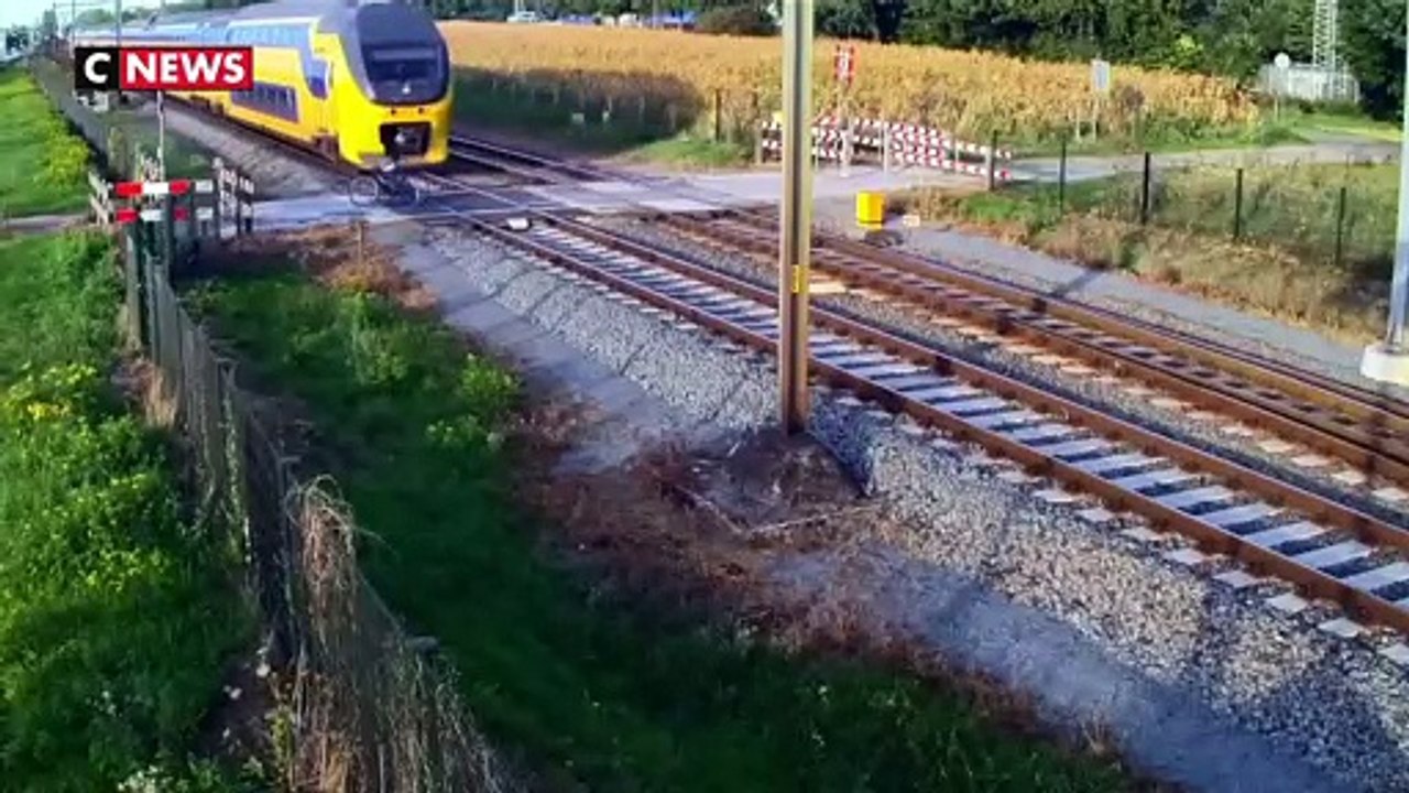 Pays-Bas : un cycliste manque de se faire percuter par un train