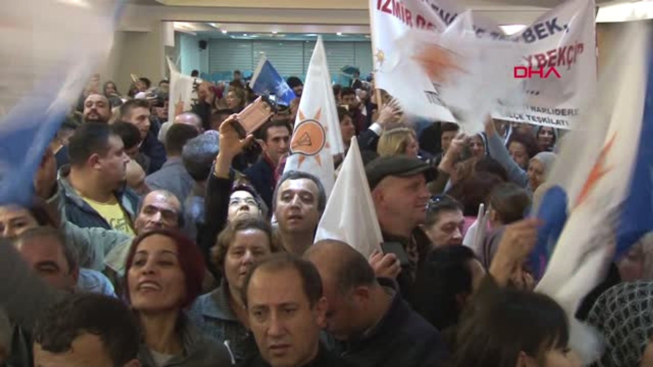 İzmir Zeybekci: Kordon'da Diz Kıra Kıra Biz Zeybek Oynamaya Var Mıyız