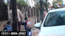 Un concejal del PSOE lleva a sus hijos al colegio con 