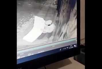 Üşüyen Sokak Köpeğini Montuyla Isıttı: Teşekkürler güzel insan