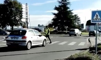 Un gilet jaune tente de bloquer tout seul un rond point, sa femme morte de rire le filme !
