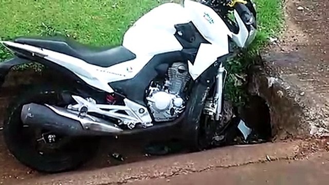 Motociclista sofre fratura em colisão com outra moto