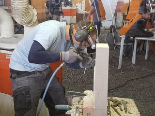 Olympiades des métiers - taille de granit - à Caen : Quentin Wollenschneider en plein travail